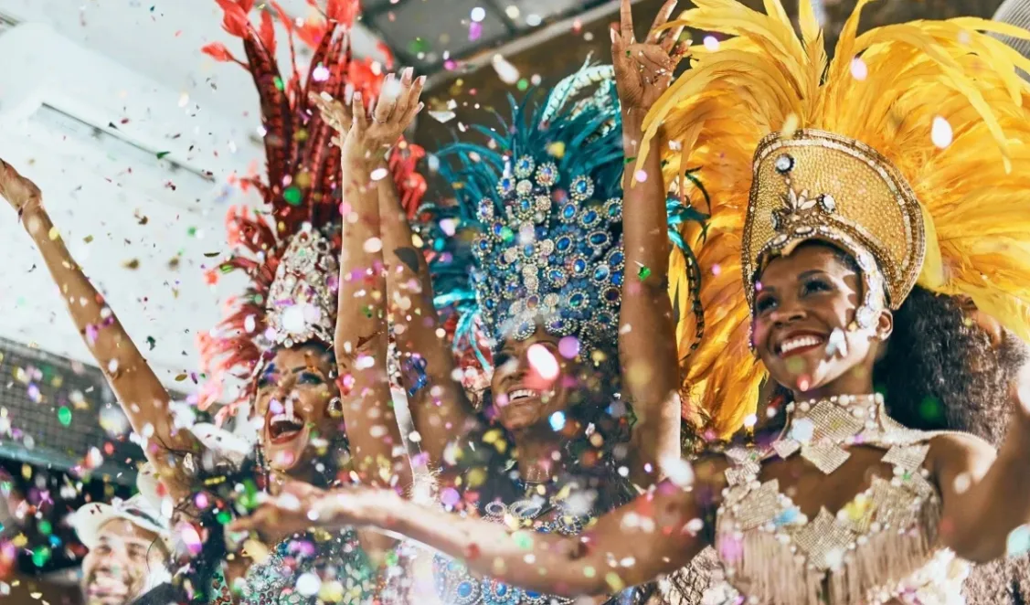 Carnaval Mexic vs. Carnaval Brazilia: diferențe, atmosferă și experiențe