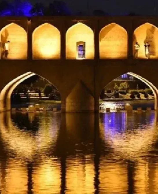 Iran: o poveste de iubire. Negustori bogați și un oraș cât toată lumea