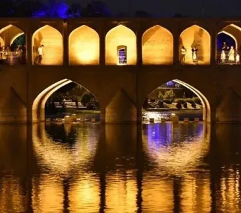 Iran: o poveste de iubire. Negustori bogați și un oraș cât toată lumea